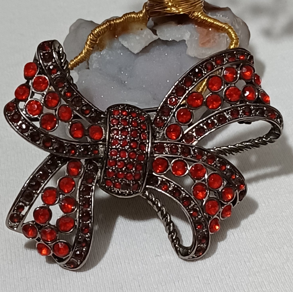 RED RHINESTON PIN/BROOCH ANTIQUE LOOK